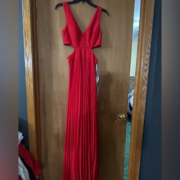 XSCAPE Red Pleated Chiffon Gown With Cutout Sides NWT Women's Size 4 - Picture 4 of 10